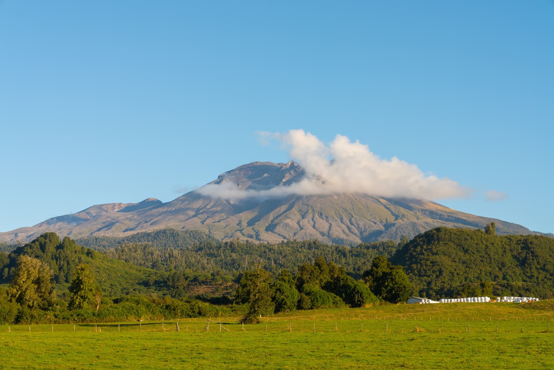 volcan calbuco ensenada patagonie chili shutterstock 1091321813